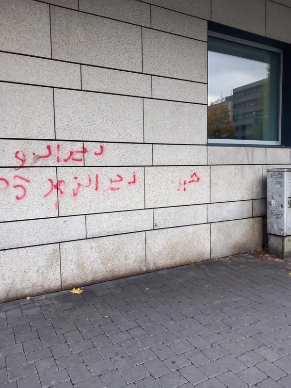 Fassade mit Graffiti vor der Reinigung