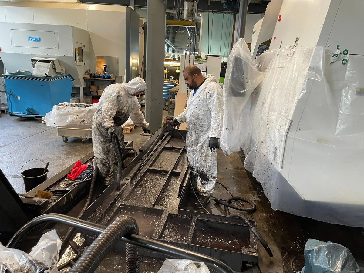 Industriereinigung im laufenden Einsatz